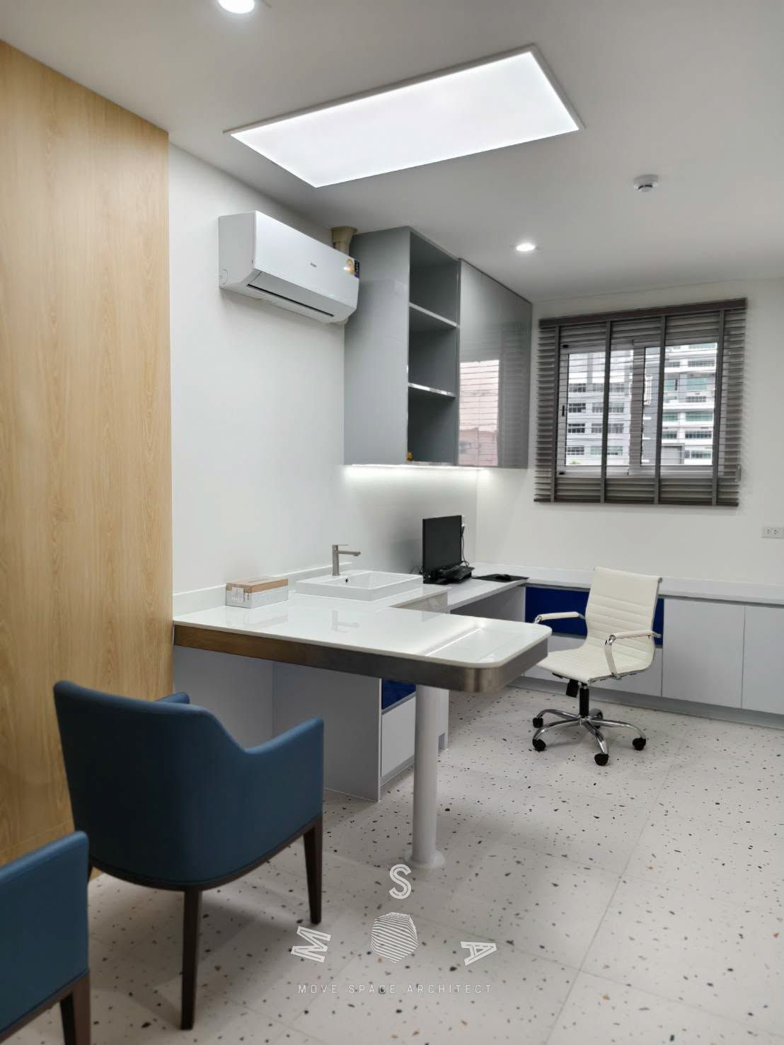 Pet Friends animal hospital — Examination room (photograph)